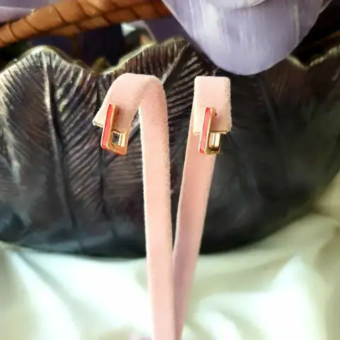 Kırmızı Mineli Kare Küpe