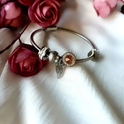 Kanat Figür Pandora