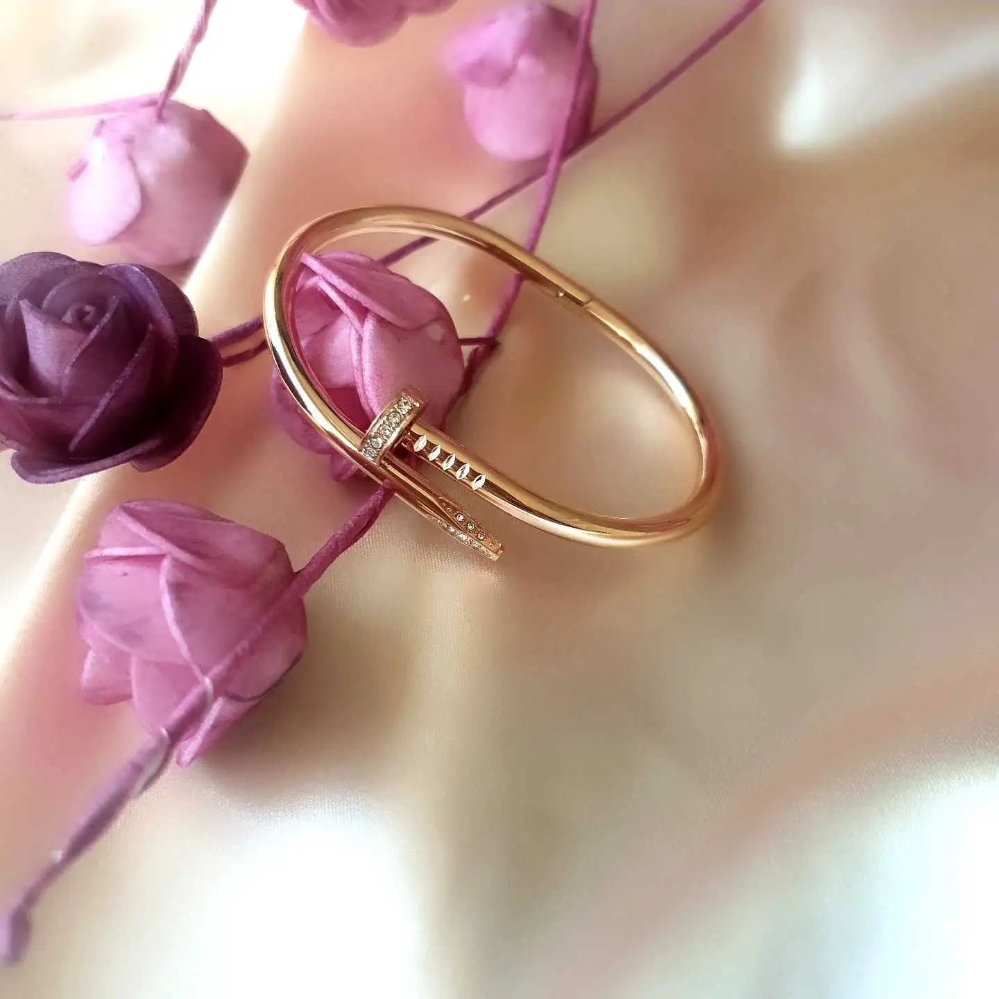 Rose Çivi Kelepçe 