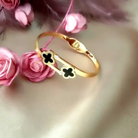 siyah yonca kelepçe