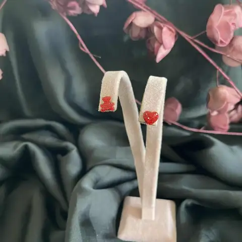 kırmızı çelik küpe 