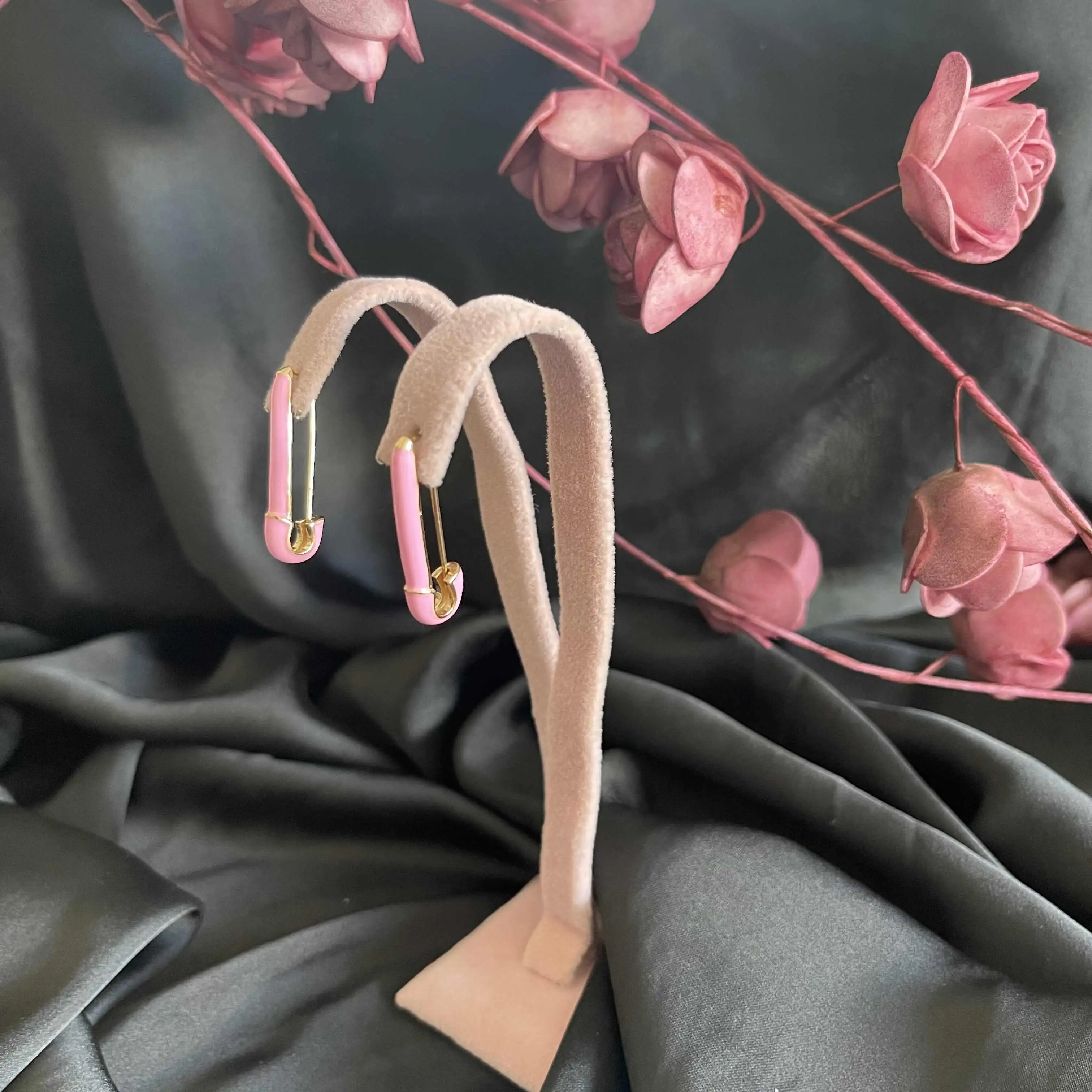 pembe çengel tasarım küpe 