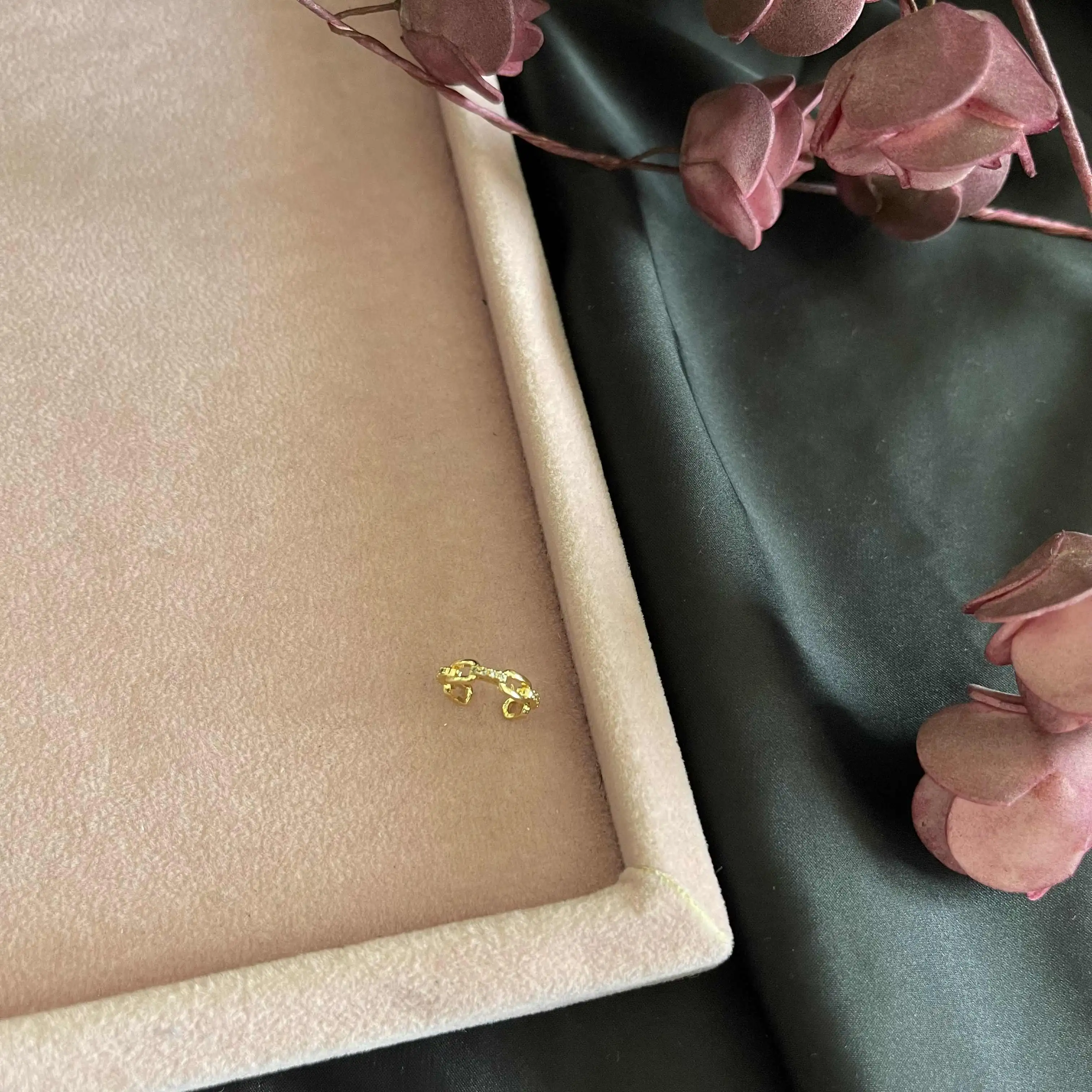 gold taş sıralı kıkırdak küpe